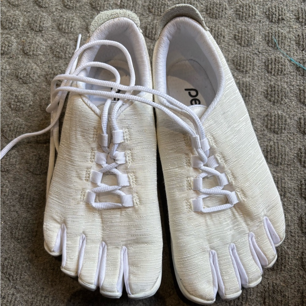 Peluva Women’s White Toe Sneakers 8 1/2